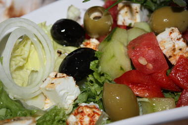 Frischer Salat mit Oliven