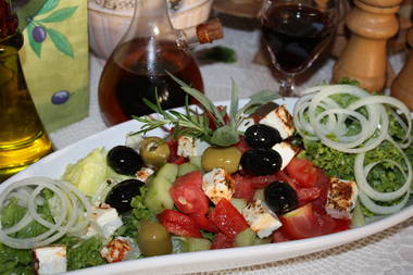 Frischer Salat mit Oliven und Schafskäse