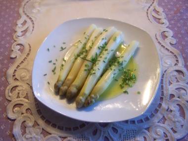 Spargel mit warmem Olivenöl und Schnittlauch