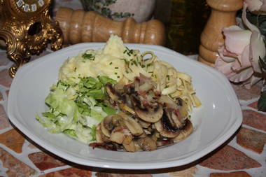 Schwarzwälder Champignonscheiben, frischem Salat und selbstgemachtem Rahm-Kartoffelbrei