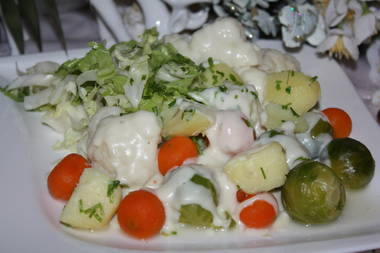 Gemüse mit Salzkartoffeln und Gorgonzolasoße