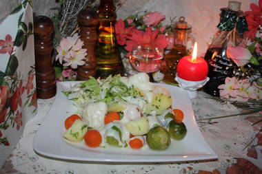 Gemüse mit Salzkartoffeln und Gorgonzola-Olivensoße