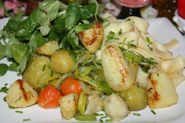 Gebratenes Gemüse mit gebratenen Salzkartoffeln