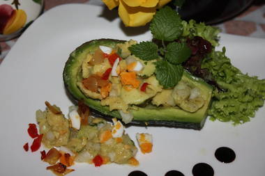 Avocadosalat mit geschmorten Charlotten und Paprika