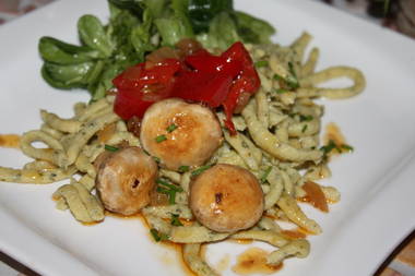 Champignonköpfe mit grünen Spätzle und Salat