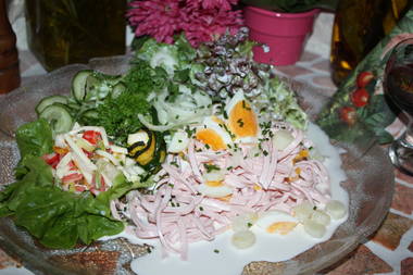 Wurstsalat mit Spargeln, Ei und Käse