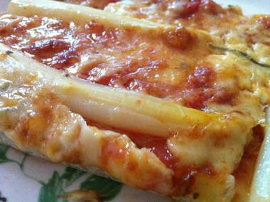 Pizza mit Schinken, Spargel, Gorgonzola,Zwiebeln und Käse