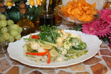 Gemüseplatte mit Gorgonzola-Käse überbacken