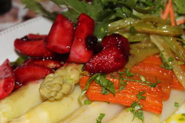Spargel mit geräuchertem Lachs und marinierten Erdbeeren