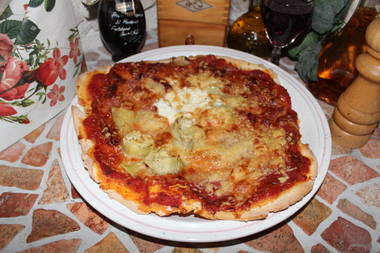 Schwarzwald-Pizza mit Artischocken und Frischkäse