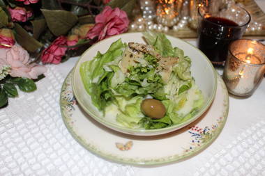 Grüner Salat mit Artischocken und Senfdressing
