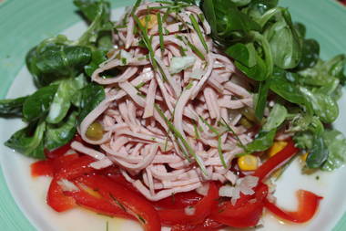 Wurstsalat mit eingelegten Paprika