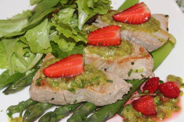 Thunfisch-Medaillons mit Bärlauchpesto und marinierten Erdbeeren