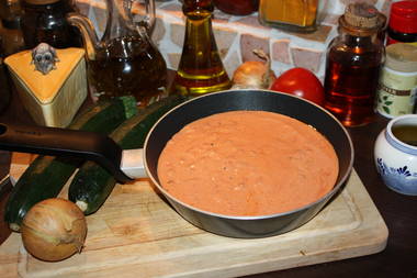 Tomaten-Sahne-Soße mit Tomatenstücken