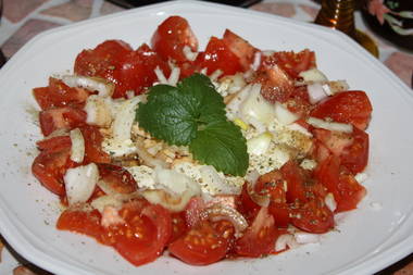 Frischkäse im Tomatenbeet