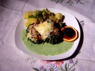 Broccoli überbacken mit Schwarzwälder Schinkenspeck ,Salzkartoffeln und Broccolisahnesoße