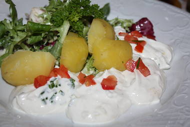 Pellkartoffeln mit Sahnequark und Tomaten