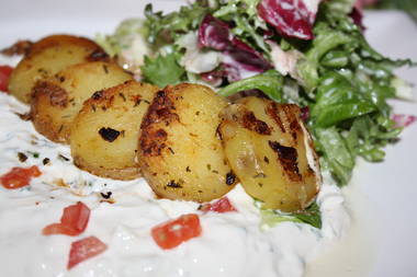 Kartoffelscheiben gebraten mit Sahnequark