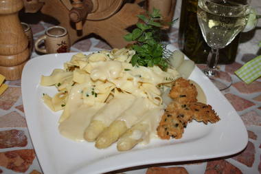 Spargel mit Gorgonzola und Bandnudeln