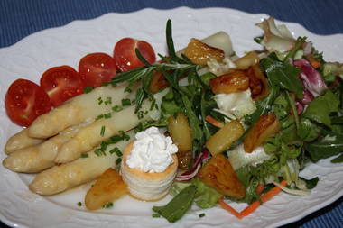 Butterspargel mit Cherrytomaten und Hüttenkäse