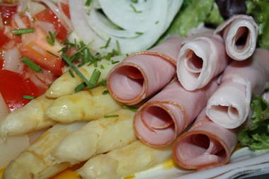 Spargel mit gekochtem Schwarzwälder Kirschwasserschinken-Rollen