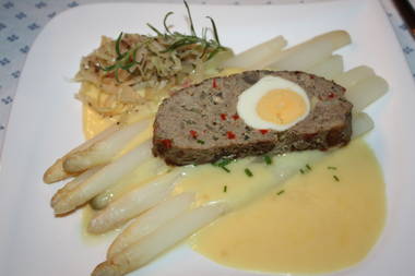 Spargel mit gefülltem Hackbraten und Spargelsoße