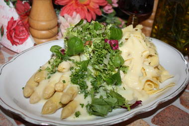 Spargel mit gerändelten Bandnudeln