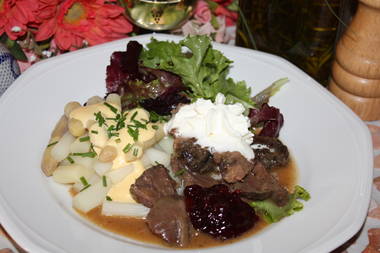Wildscheinbraten mit Spargeln an Wildrahmsoße