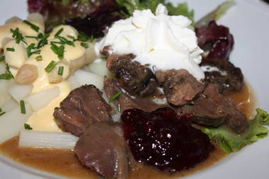 Wildschweingulasch an Trollinger-Sahnesoße