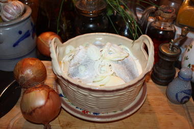 Eingelegte Matjes in Sahneso&szlig;e und &Auml;pfel