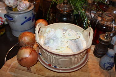 Matjes in Prosecco-Sahne So&szlig;e mit  &Auml;pfel