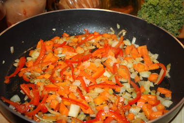 Paprika mit Mohrrüben und Zwiebeln