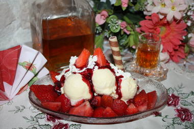 Frische Erdbeeren mit Amaretto,Vanilleis und Sahne
