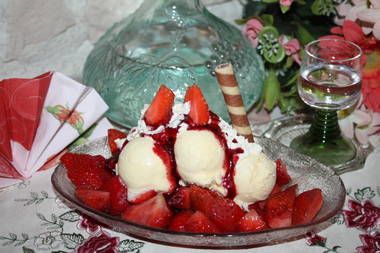 Schwarzwälder Erdbeeren mit Vanilleeis und Sahne