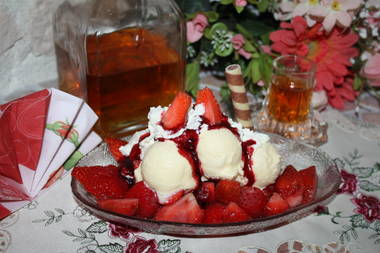 Rüdesheimer Erdbeeren mit Vanilleeis und Sahne