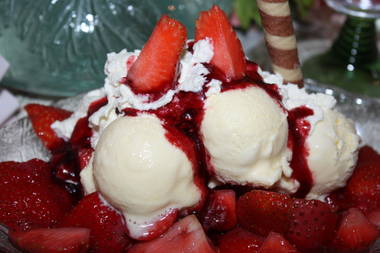 Grand Marnier Erdbeeren mit Vanilleeis und Sahne