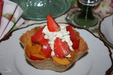 Obstsalat mit Erdbeeren und Sahne