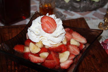 Erdbeeren mit Bananen und Sahne