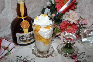 Eisbecher Mango mit Vanilleeis, Grand Marnier und Sahne