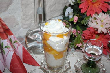 Eisbecher Mango mit Grappa-Prosecco, Vanilleis und Sahne