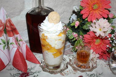 Eisbecher Pfirsich-Mandel mit Vanilleis und Sahne