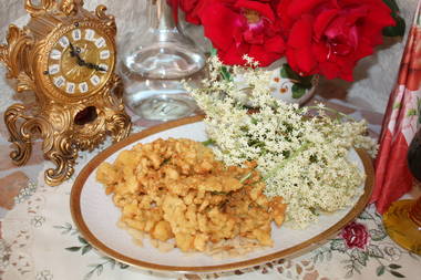 Holunderbl&uuml;ten im Grand-Marnier-Mantel  fritiert