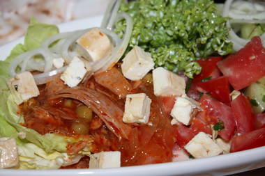 Mediteraner Salat mit Thunfisch und Schafskäse