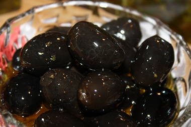 Schwarze Oliven in Olivenöl
