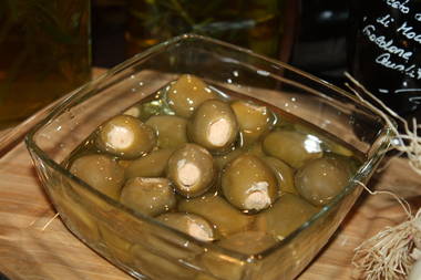 Grüne Oliven gefüllt mit Ziegenkäse