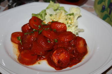 Currywurst aus der heißen Pfanne