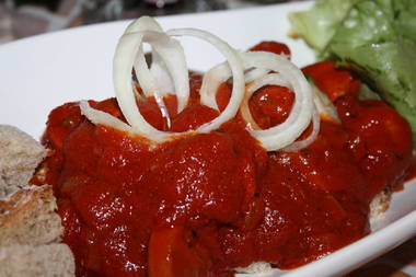 Curry-Wurst aus der heißen Pfanne mit Zwiebeln