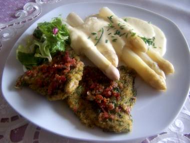 Spargel mit Kräuter- Putenschnitzel paniert  und Soße Hollandaise