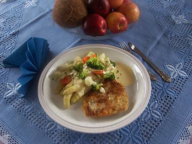 Spargel mit Schwarzwälder Puten-Kräuterschnitzel paniert und Soß Hollandaise