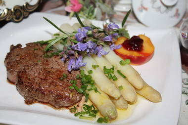 Rinderfilet Medaillons mit Spargel und Preiselbeerpfirsich